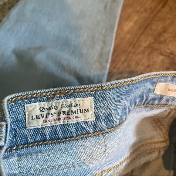 Levi's Wedgie Straight Jeans Light Wash Button Fly Size 27 - Picture 4 of 5